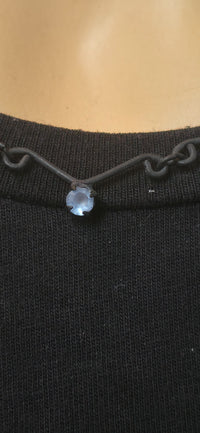filigrane Halskette mit Hellblauen Strasssteinen
