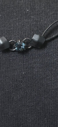 Halskette mit blauen Strass & geometrischem Design