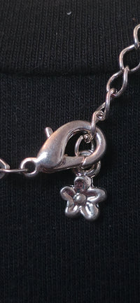 filigrane Halskette mit Strassblumen