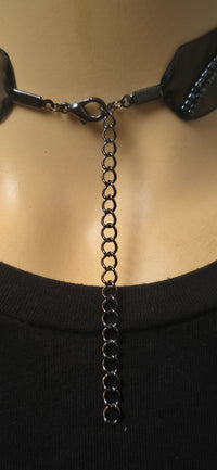 Schwarzer Choker mit Perlen & Tüll – elegant & gothic