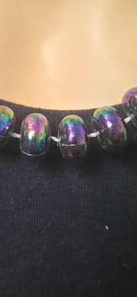 Schimmernde Perlenhalskette in Lila/Multicolor – elegant & modern