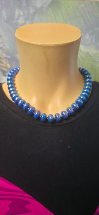 Schimmernde Perlenhalskette in Blau/Lila – modern & elegant