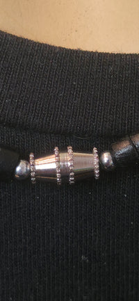 Perlenhalskette Schwarz mit roten Akzenten – minimalistischer Statement Look