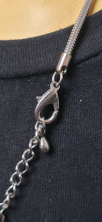 Moderne Silberkette mit abstraktem Anhänger & grünem Akzentstein Damenschmuck
