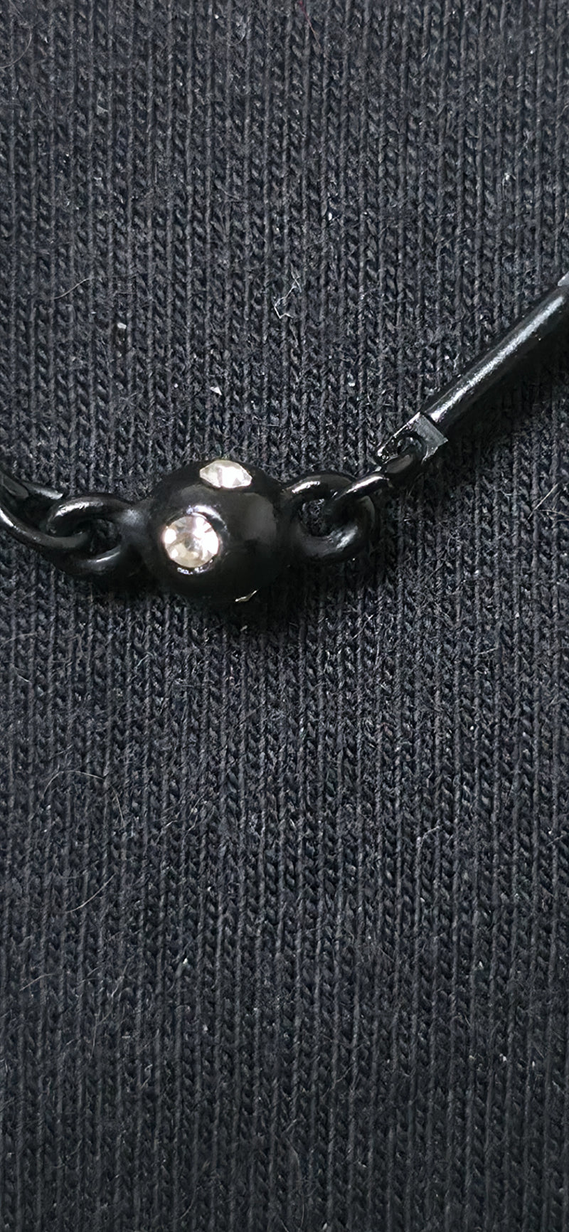 Zarte schwarze Halskette mit Perlen – minimalistischer edgy Look