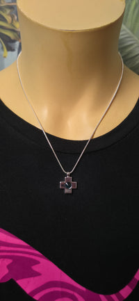 Silberne Halskette mit Kreuz Anhänger – Minimalistischer Stil