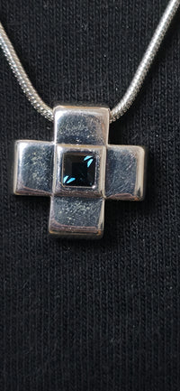 Zarte Silber Halskette mit Kreuz Anhänger – minimalistischer Basic Look