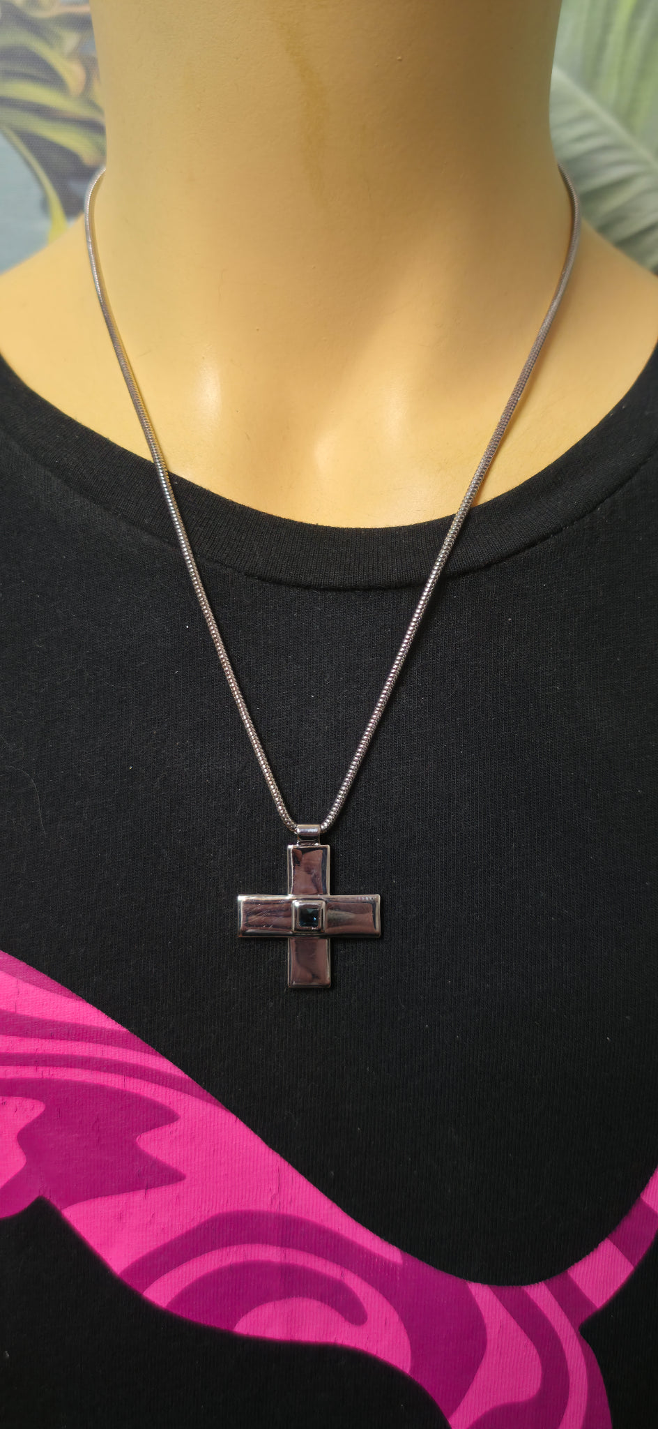 Silberne Kreuz Halskette mit Stein – moderner minimalistischer Schmuck