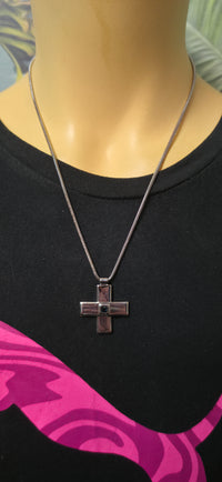 Silberne Kreuz Halskette mit Stein – moderner minimalistischer Schmuck