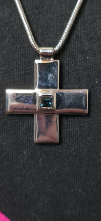Silberne Kreuz Halskette mit Stein – moderner minimalistischer Schmuck