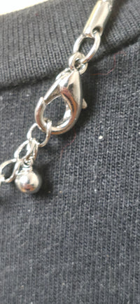 Silberne Kreuz Halskette mit Stein – moderner minimalistischer Schmuck