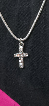 Feine Silber farbige Halskette mit funkelndem Kreuz Anhänger – eleganter Basic Schmuck
