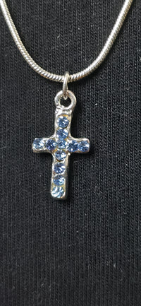Zarte Silber farbige Halskette mit schwarzem Kreuz Anhänger – eleganter minimalistischer Look