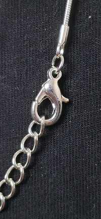 Zarte Silber farbige Halskette mit schwarzem Kreuz Anhänger – eleganter minimalistischer Look
