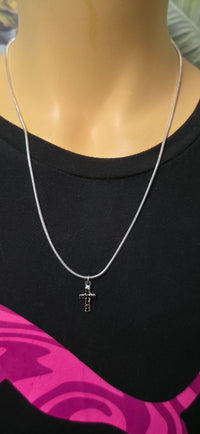 Zarte Silber farbige Halskette mit funkelndem Kreuz Anhänger – zeitlos & elegant