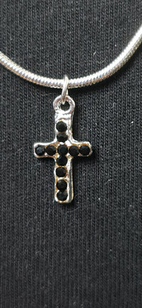 Zarte Silber farbige Halskette mit funkelndem Kreuz Anhänger – zeitlos & elegant