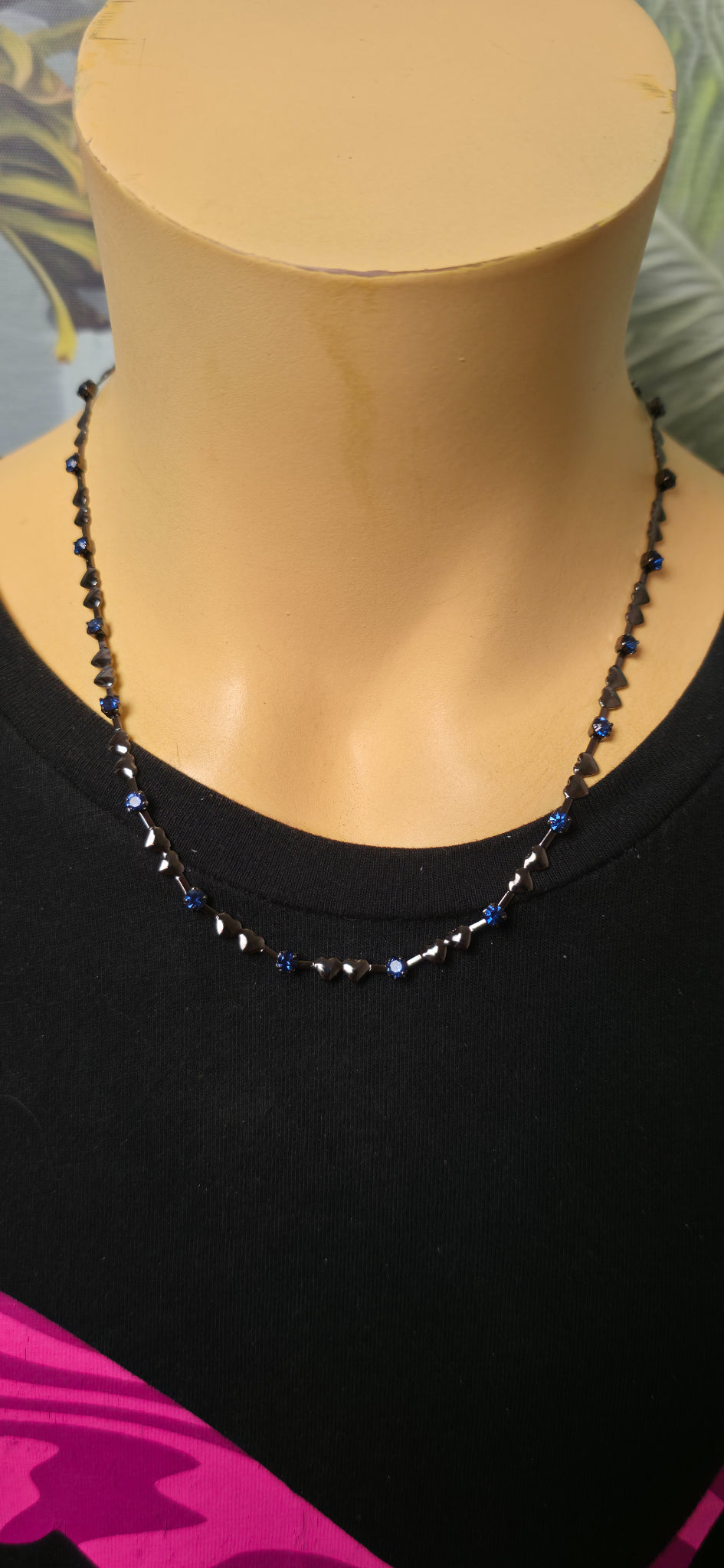 Schwarze Herz Halskette mit blauen Steinen – süß & trendy
