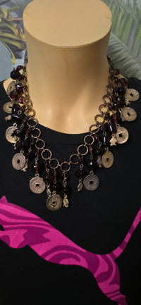 Goldene Statement Halskette mit Münzen & Lila Perlen – Boho Ethno Style