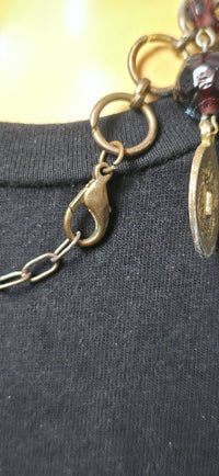 Goldene Statement Halskette mit Münzen & Lila Perlen – Boho Ethno Style
