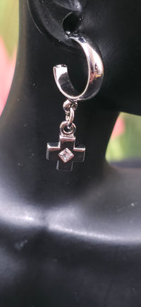 Silberne Creolen mit Kreuz Anhänger – Trend Ohrringe mit Stein