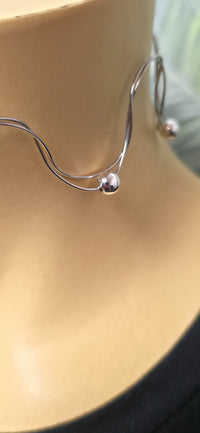 Silbernes Wellen Choker Collier – Moderner Statement Halsreif